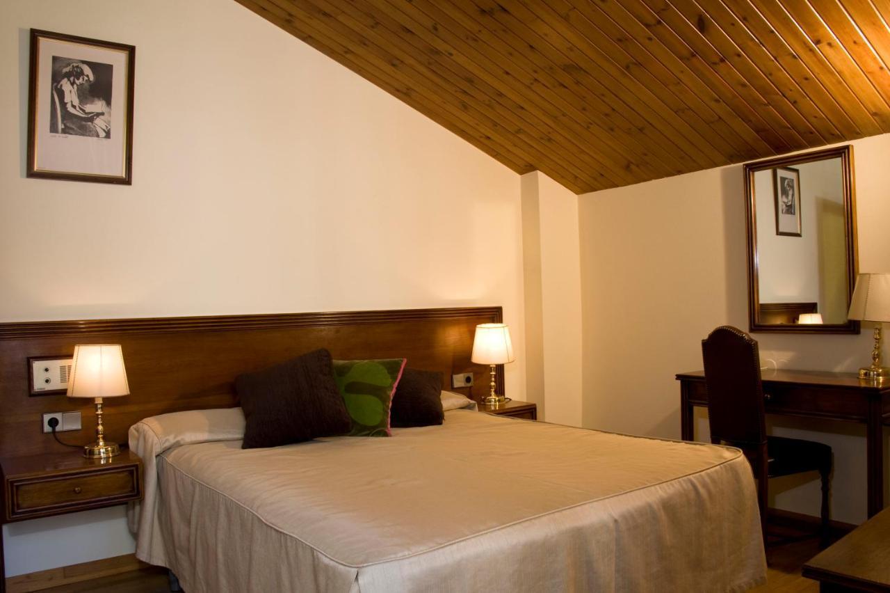 Hotel Santa Barbara De La Vall D'Ордино Екстериор снимка