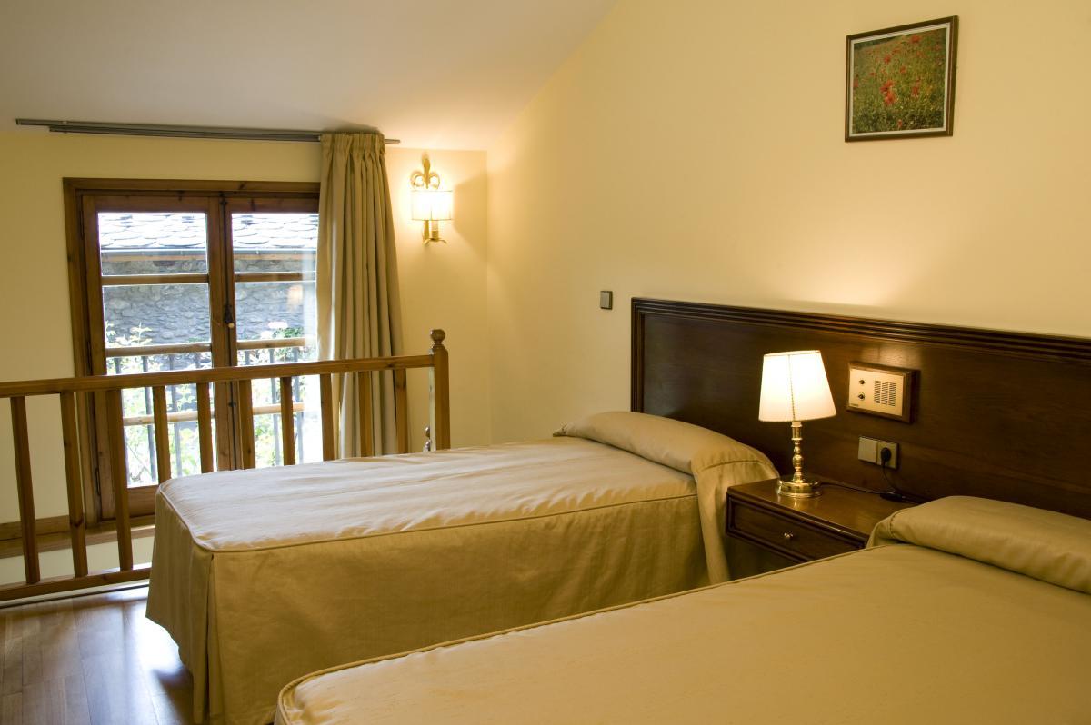Hotel Santa Barbara De La Vall D'Ордино Екстериор снимка
