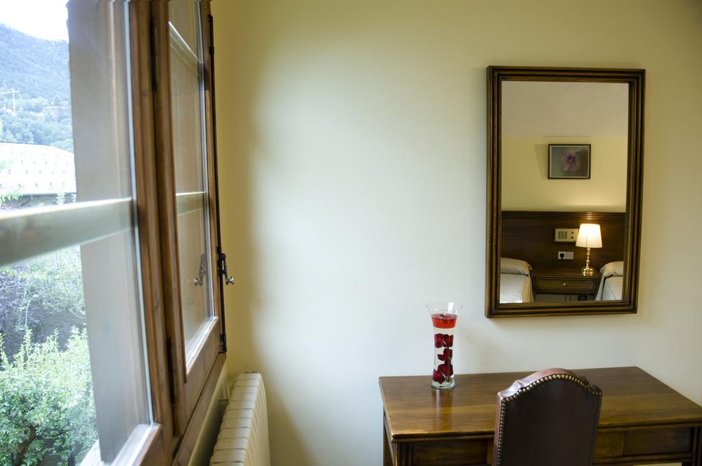 Hotel Santa Barbara De La Vall D'Ордино Екстериор снимка