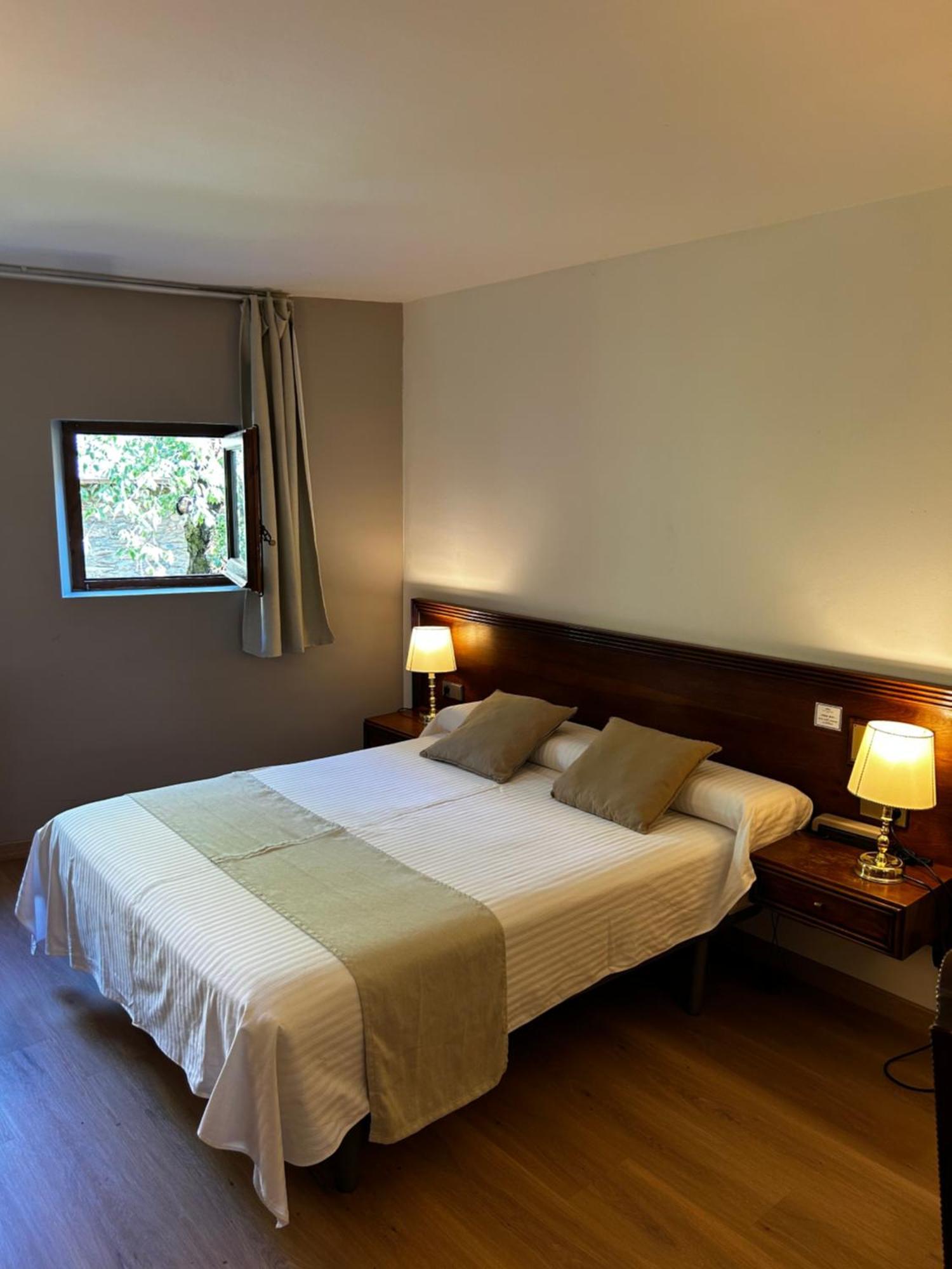 Hotel Santa Barbara De La Vall D'Ордино Екстериор снимка