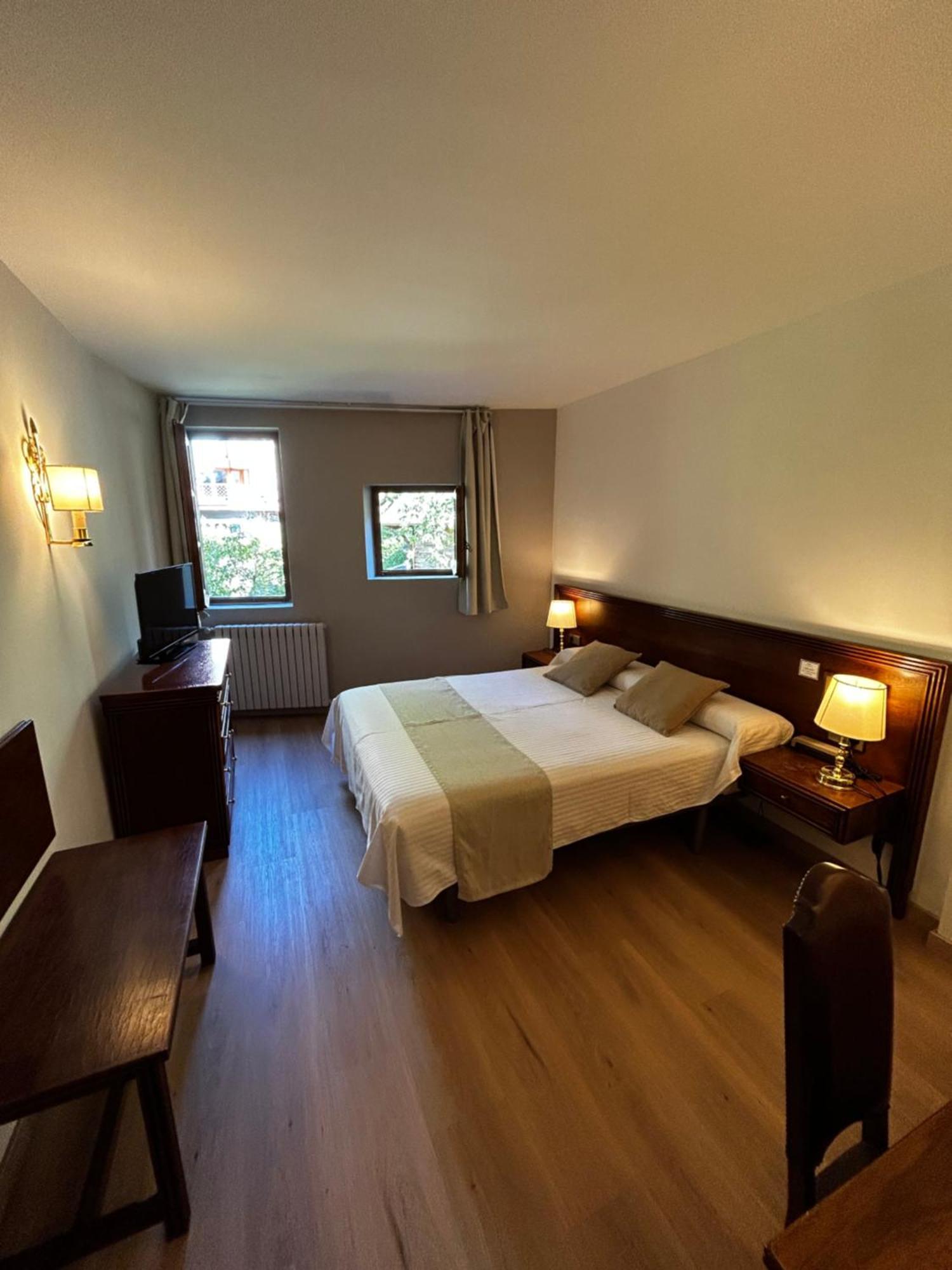 Hotel Santa Barbara De La Vall D'Ордино Екстериор снимка