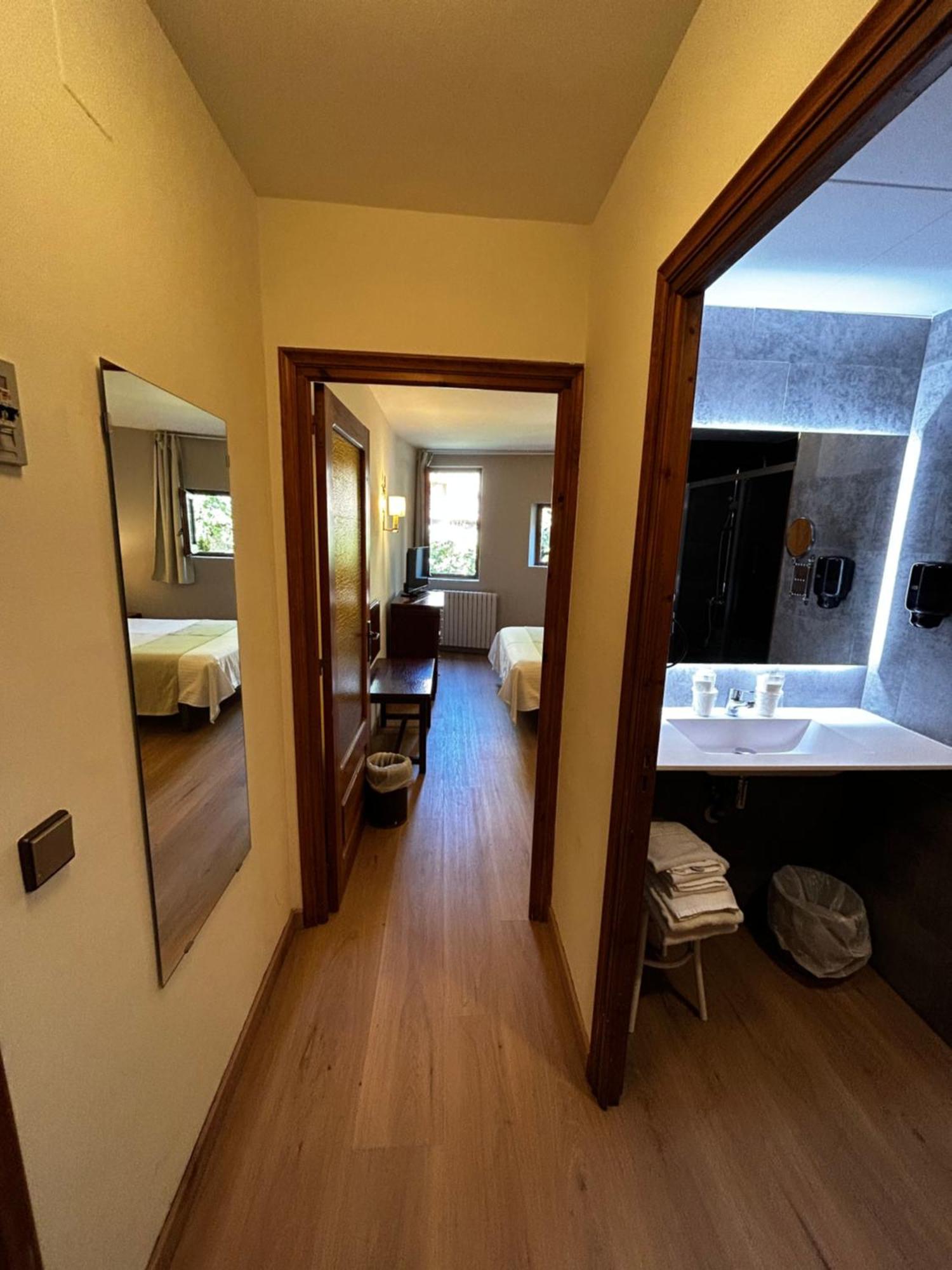 Hotel Santa Barbara De La Vall D'Ордино Екстериор снимка
