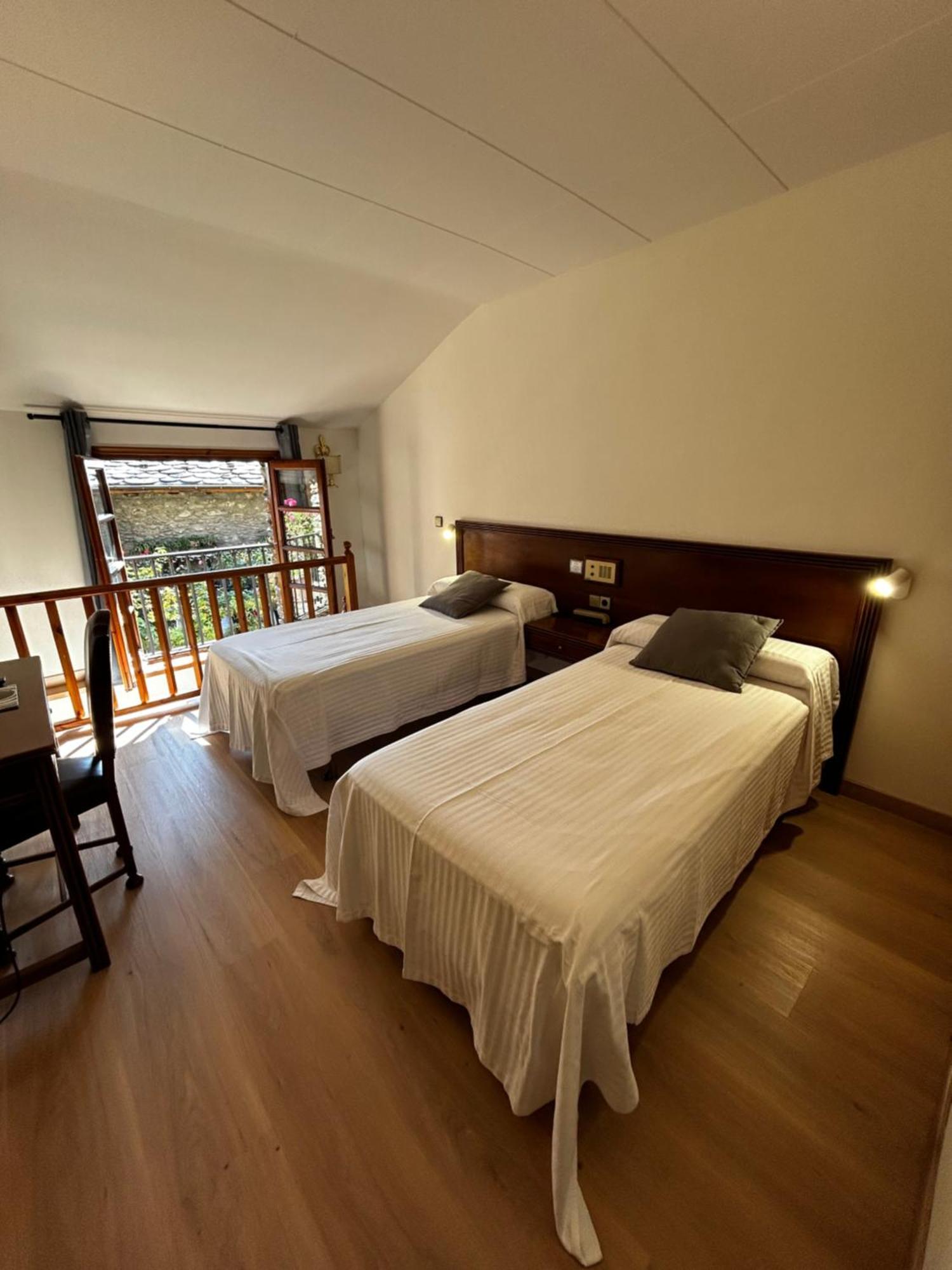 Hotel Santa Barbara De La Vall D'Ордино Екстериор снимка