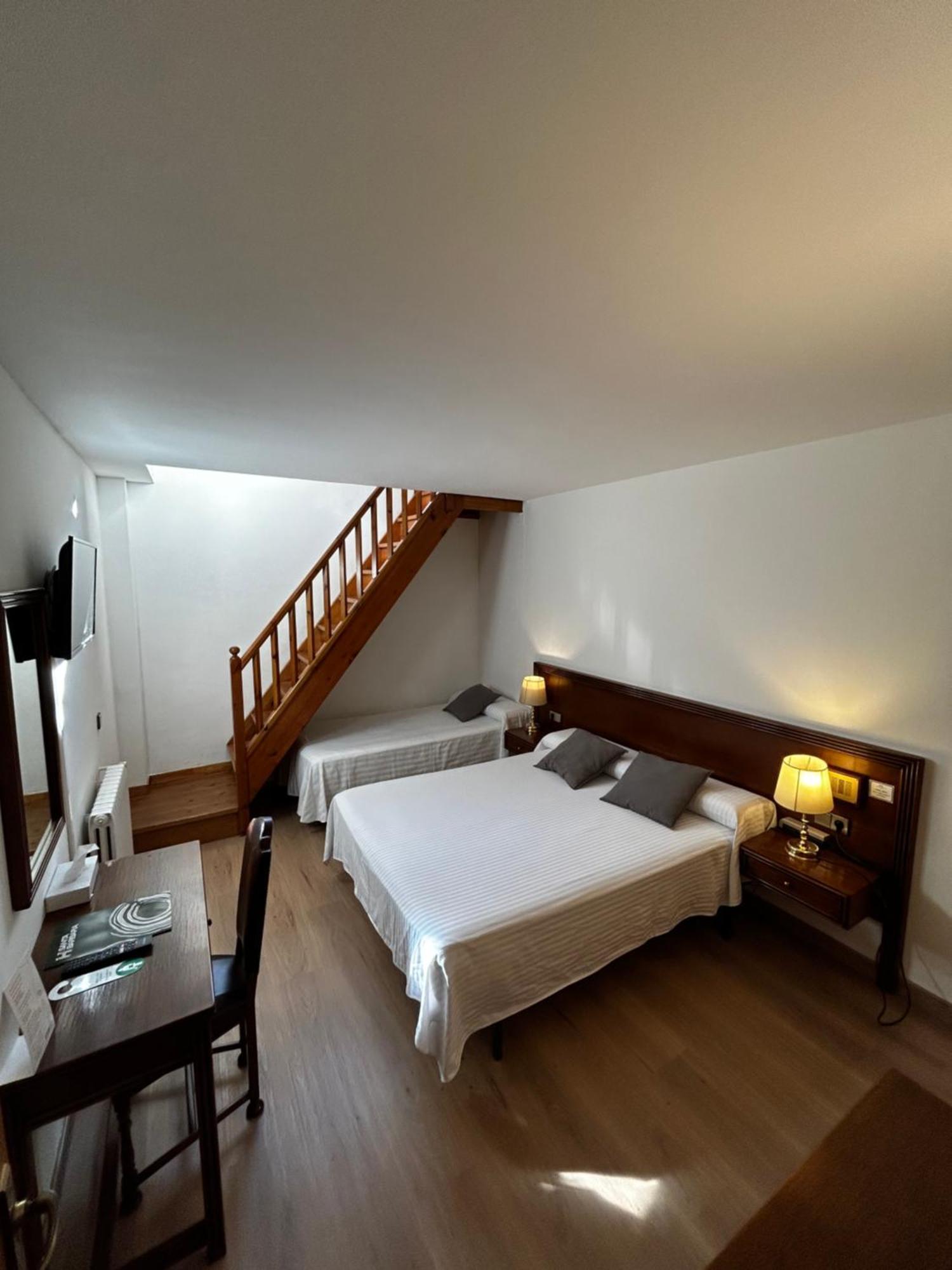 Hotel Santa Barbara De La Vall D'Ордино Екстериор снимка