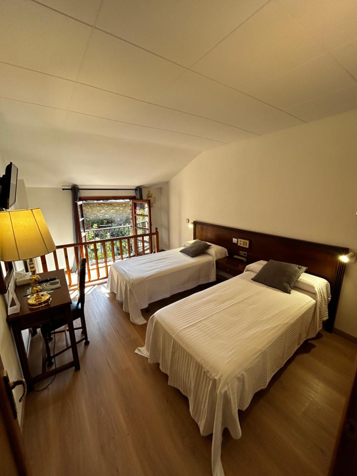Hotel Santa Barbara De La Vall D'Ордино Екстериор снимка