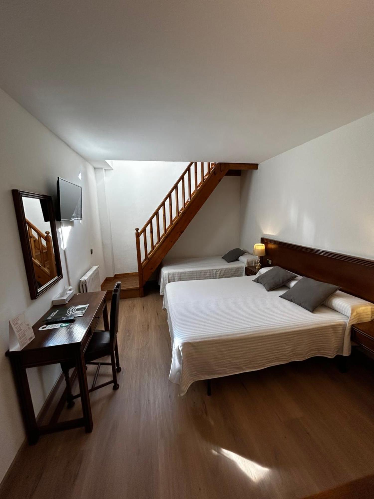 Hotel Santa Barbara De La Vall D'Ордино Екстериор снимка