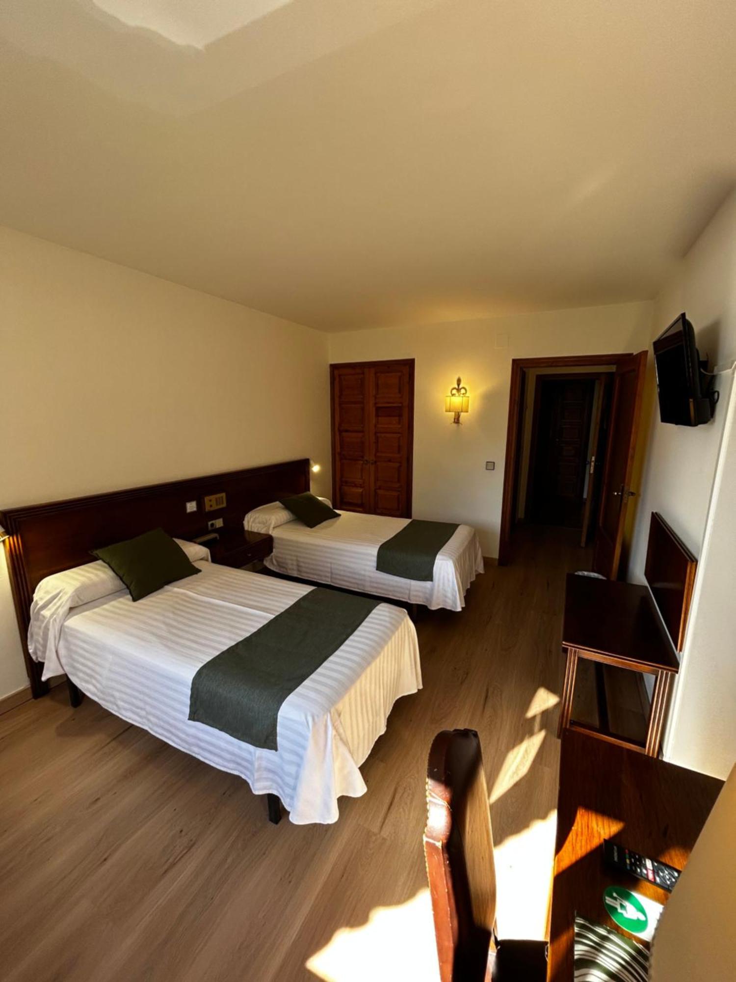 Hotel Santa Barbara De La Vall D'Ордино Екстериор снимка