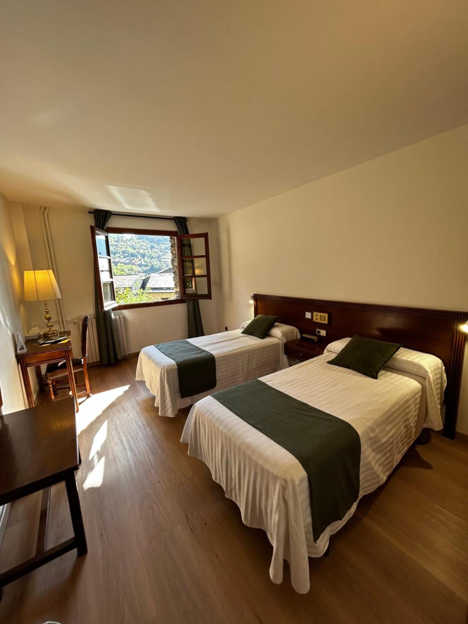 Hotel Santa Barbara De La Vall D'Ордино Екстериор снимка