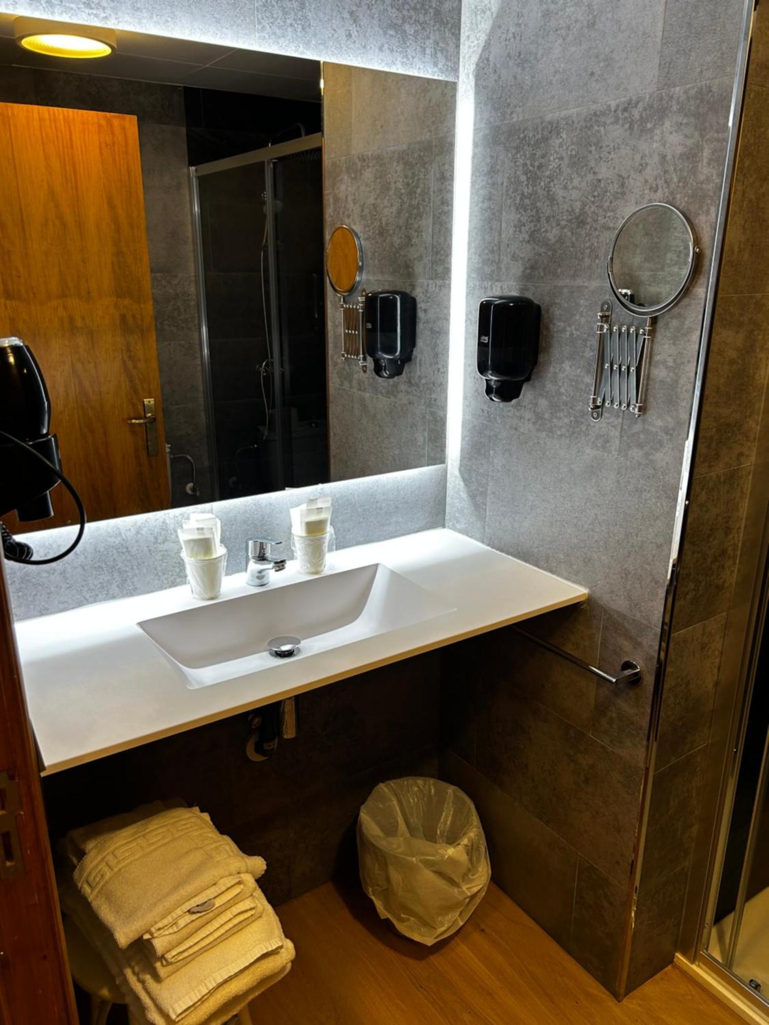 Hotel Santa Barbara De La Vall D'Ордино Екстериор снимка