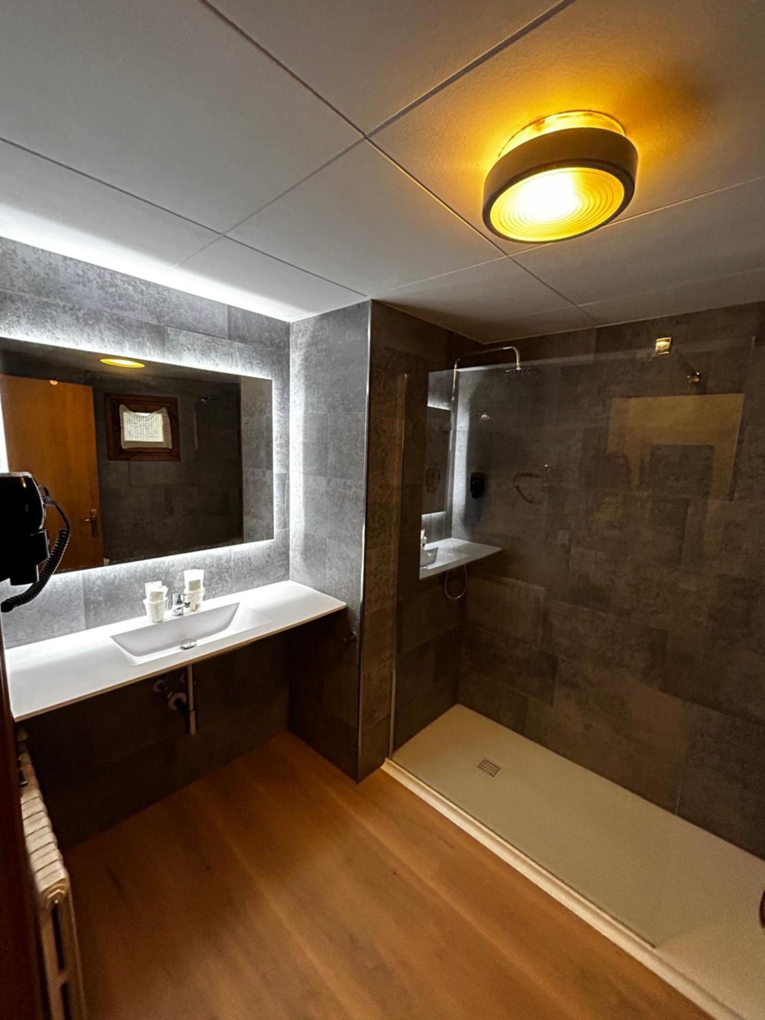 Hotel Santa Barbara De La Vall D'Ордино Екстериор снимка