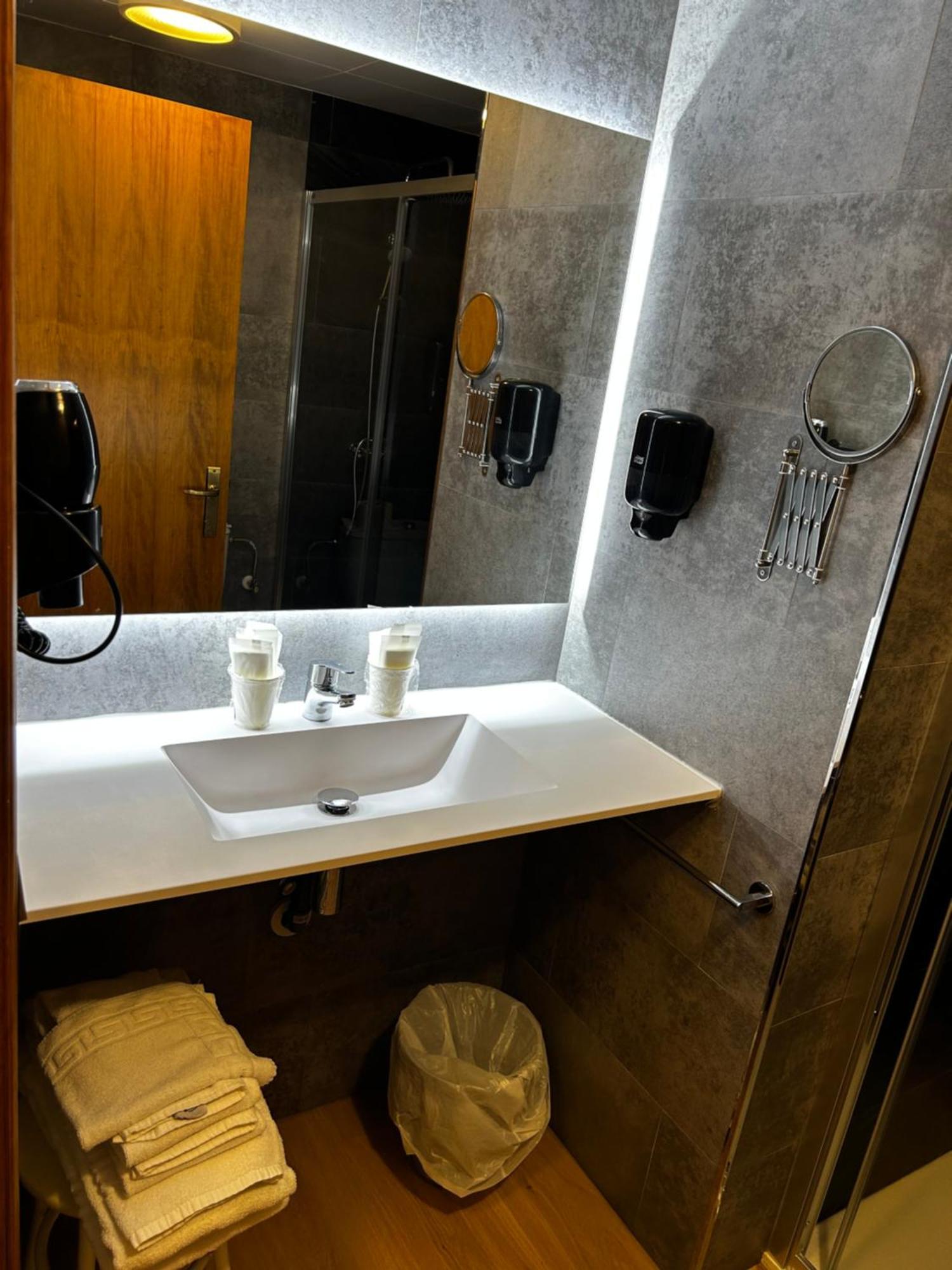 Hotel Santa Barbara De La Vall D'Ордино Екстериор снимка