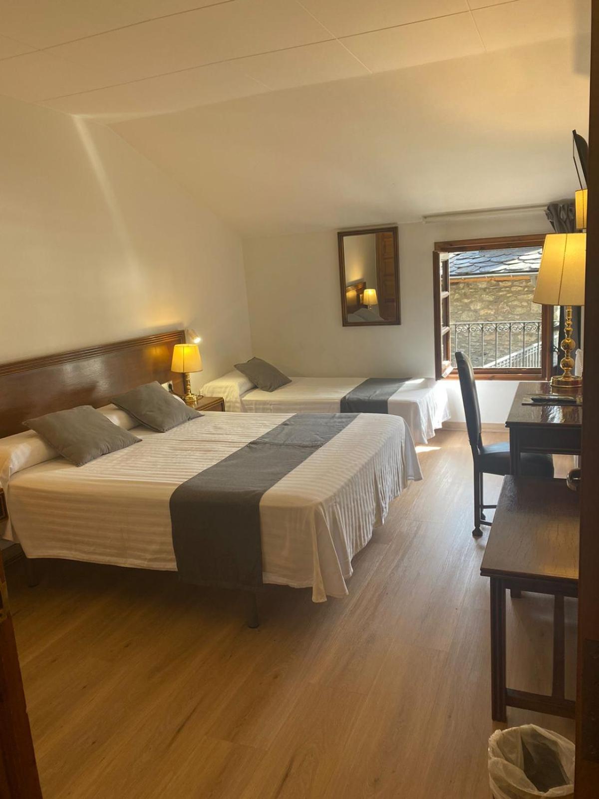 Hotel Santa Barbara De La Vall D'Ордино Екстериор снимка