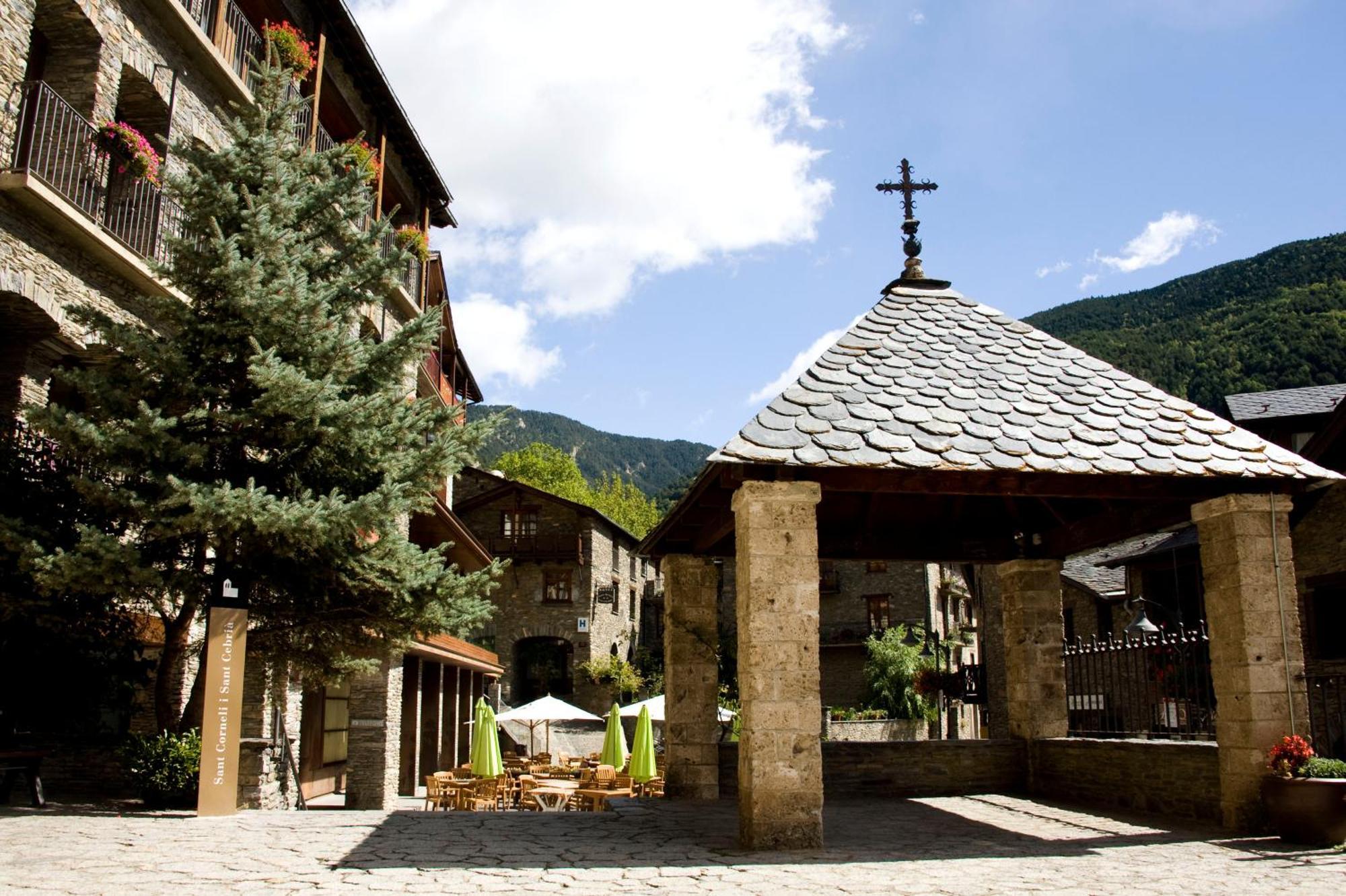 Hotel Santa Barbara De La Vall D'Ордино Екстериор снимка