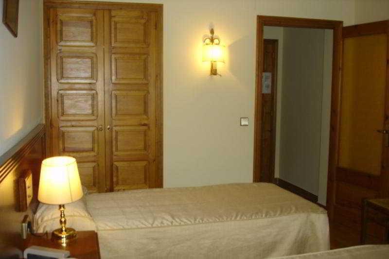 Hotel Santa Barbara De La Vall D'Ордино Екстериор снимка