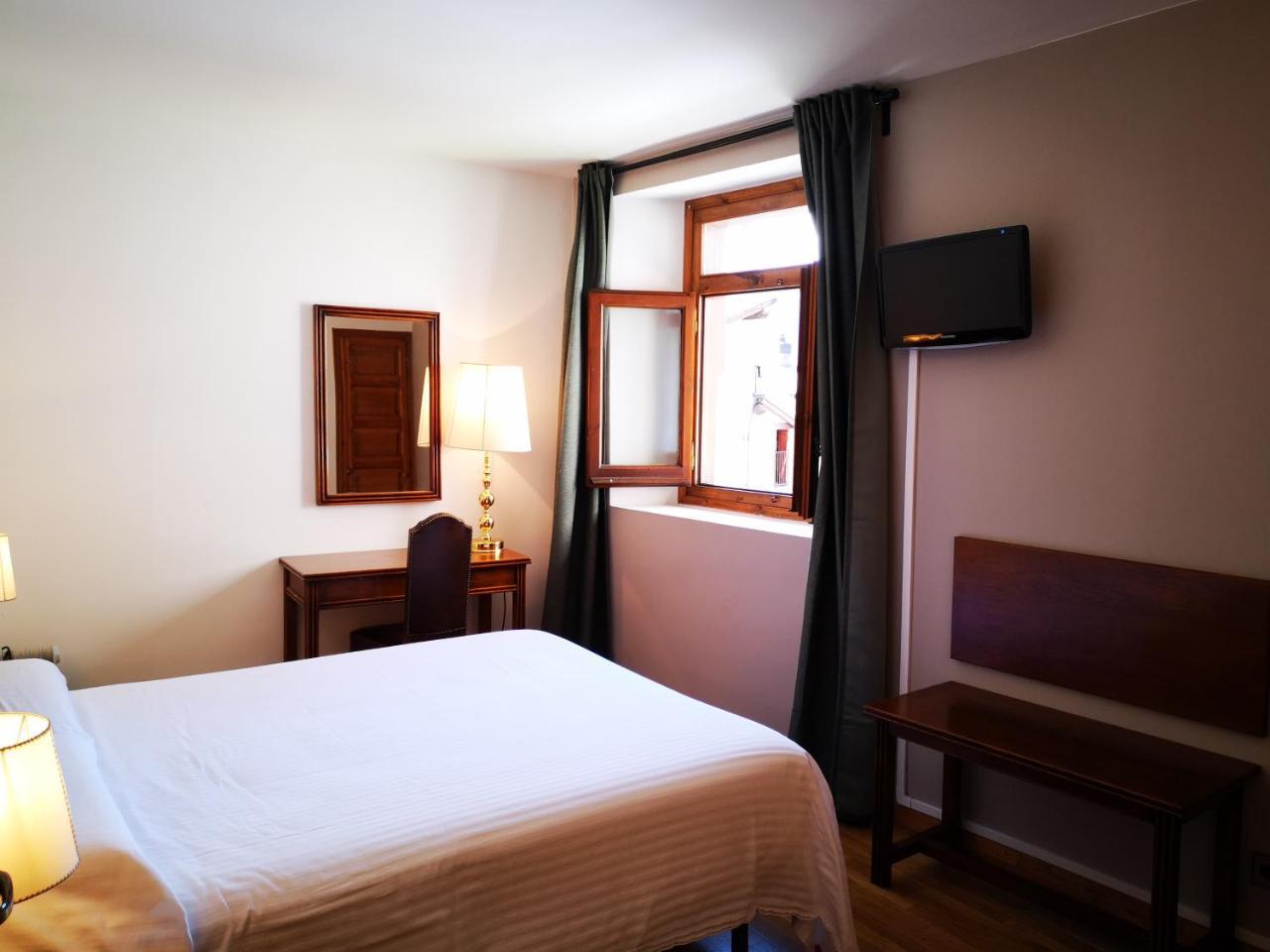 Hotel Santa Barbara De La Vall D'Ордино Екстериор снимка