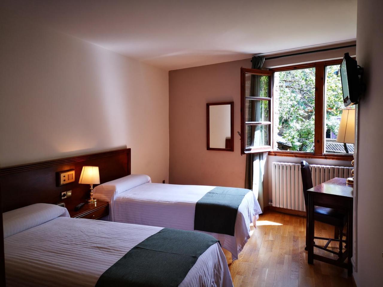 Hotel Santa Barbara De La Vall D'Ордино Екстериор снимка