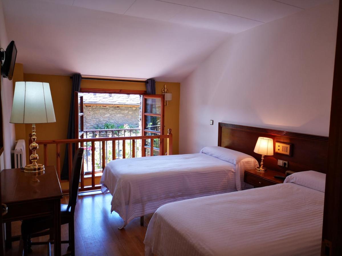 Hotel Santa Barbara De La Vall D'Ордино Екстериор снимка
