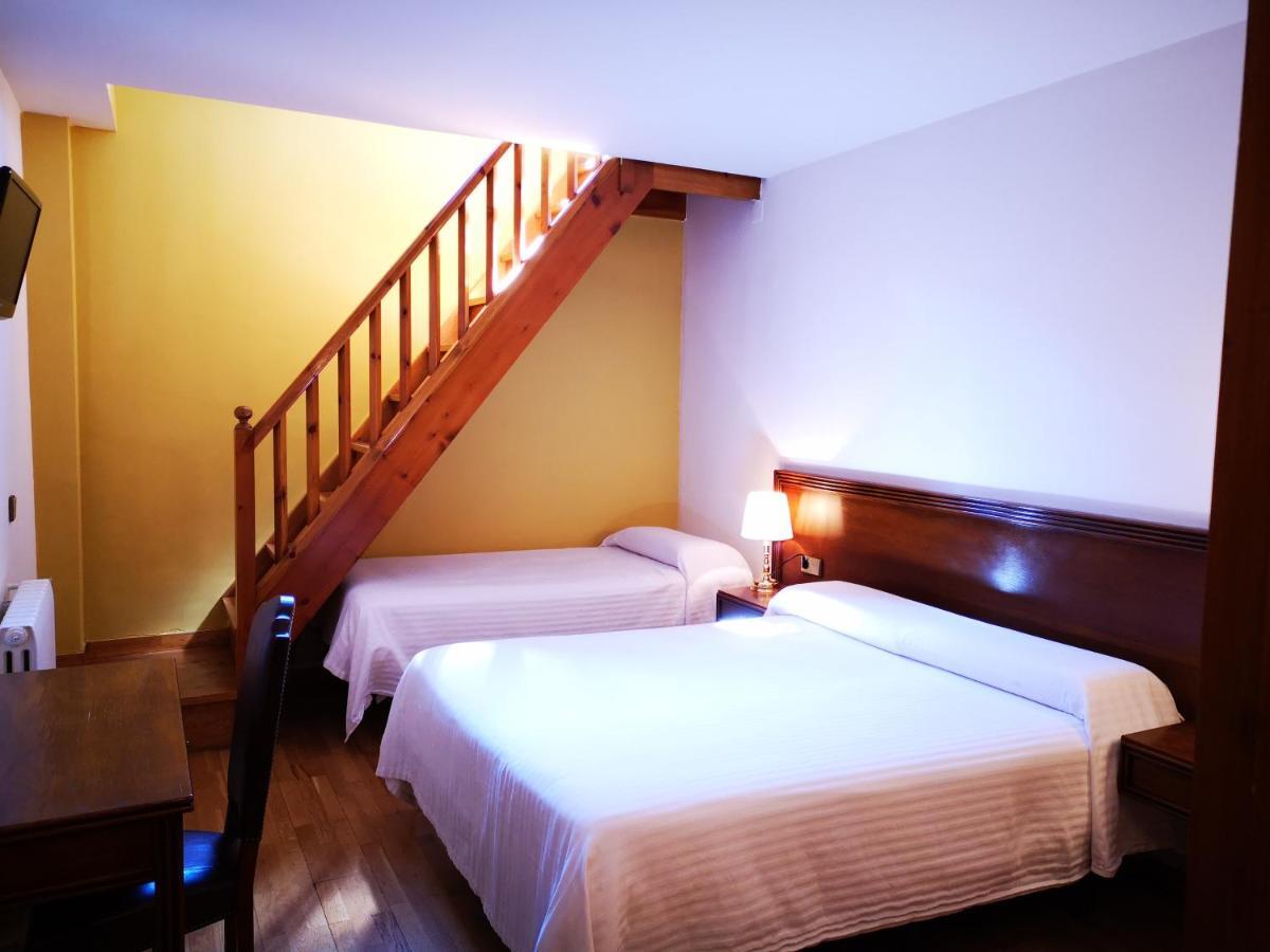 Hotel Santa Barbara De La Vall D'Ордино Екстериор снимка