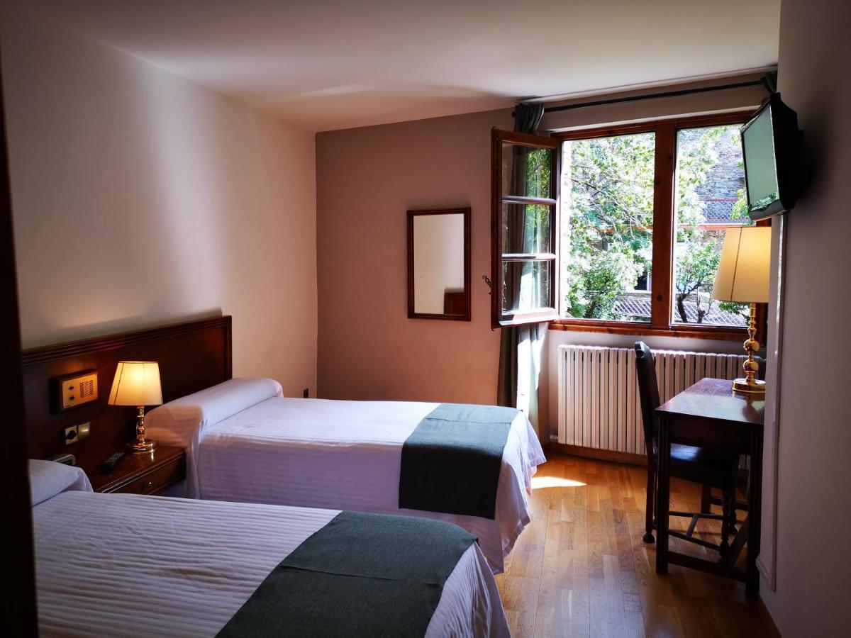 Hotel Santa Barbara De La Vall D'Ордино Екстериор снимка