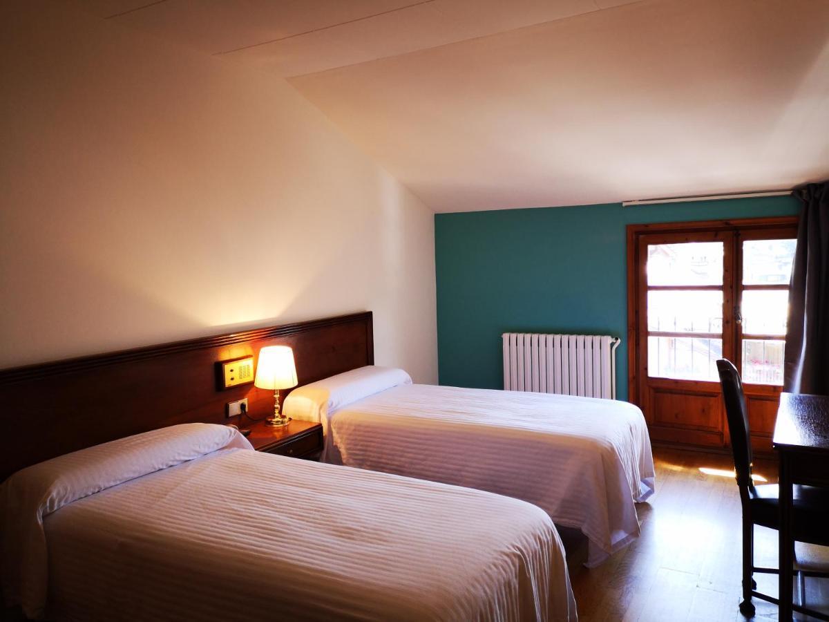 Hotel Santa Barbara De La Vall D'Ордино Екстериор снимка